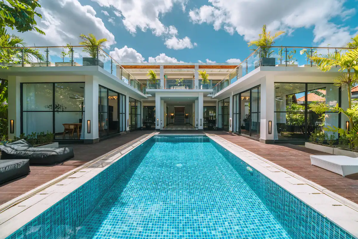 Discover the epitome of tropical luxury at this standalone villa with a spacious private pool and lush green lawn, located in the serene area of Bumbak, Canggu. Perfectly suited for families, groups, or digital nomads, this villa offers a stylish modern design, making it ideal for monthly and long-term rentals. Only 8 minutes from Berawa Beach, this property is surrounded by world-class dining, yoga studios, and iconic beach clubs.