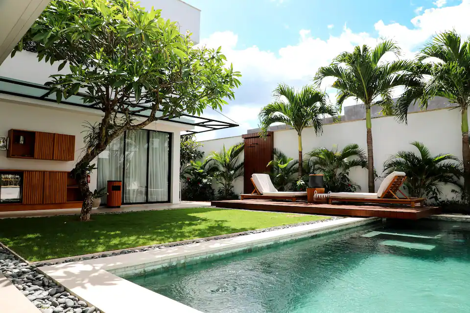 PRIVATE VILLA IN BERAWA Experience unparalleled comfort and privacy in this luxury 4-bedroom villa for rent in Berawa, Bali, a stand-alone property designed for monthly and long-term rentals. Perfect for families, digital nomads, and groups, this villa offers a seamless blend of modern amenities and tropical serenity.