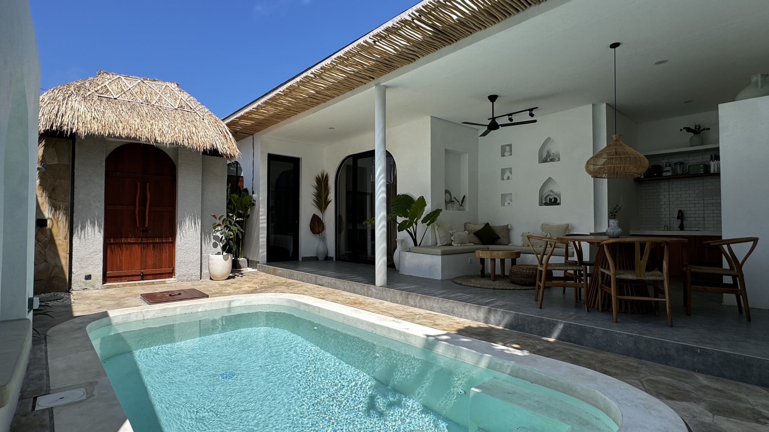 TROPICAL INSTAGRAM-STYLE 2-BEDROOM VILLA IN UNGASAN BALI– Private turquoise pool, modern design, washing machine, and prime location near Melasti Beach. Perfect for monthly rentals, digital nomads, and families. Book now!