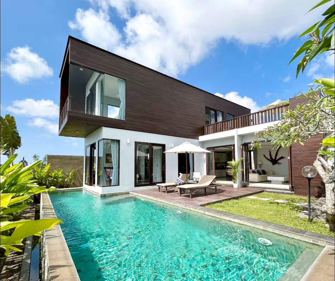 Luxurious 3-Bedroom Villa with Private Infinity Pool, Rooftop, and Ocean Views for Monthly and Long-Term Rental Bali Rental Villa – Sunset Ocean View Retreat is a 3-bedroom standalone villa located in the prestigious Ungasan area. This private villa offers breathtaking ocean views, a 12x6m infinity pool, and a stunning rooftop terrace designed for unforgettable sunrises and sunsets. Featuring a BBQ area, open-plan living spaces, and modern amenities, it’s perfect for families, groups, or remote workers seeking a serene retreat for monthly and long-term rental.