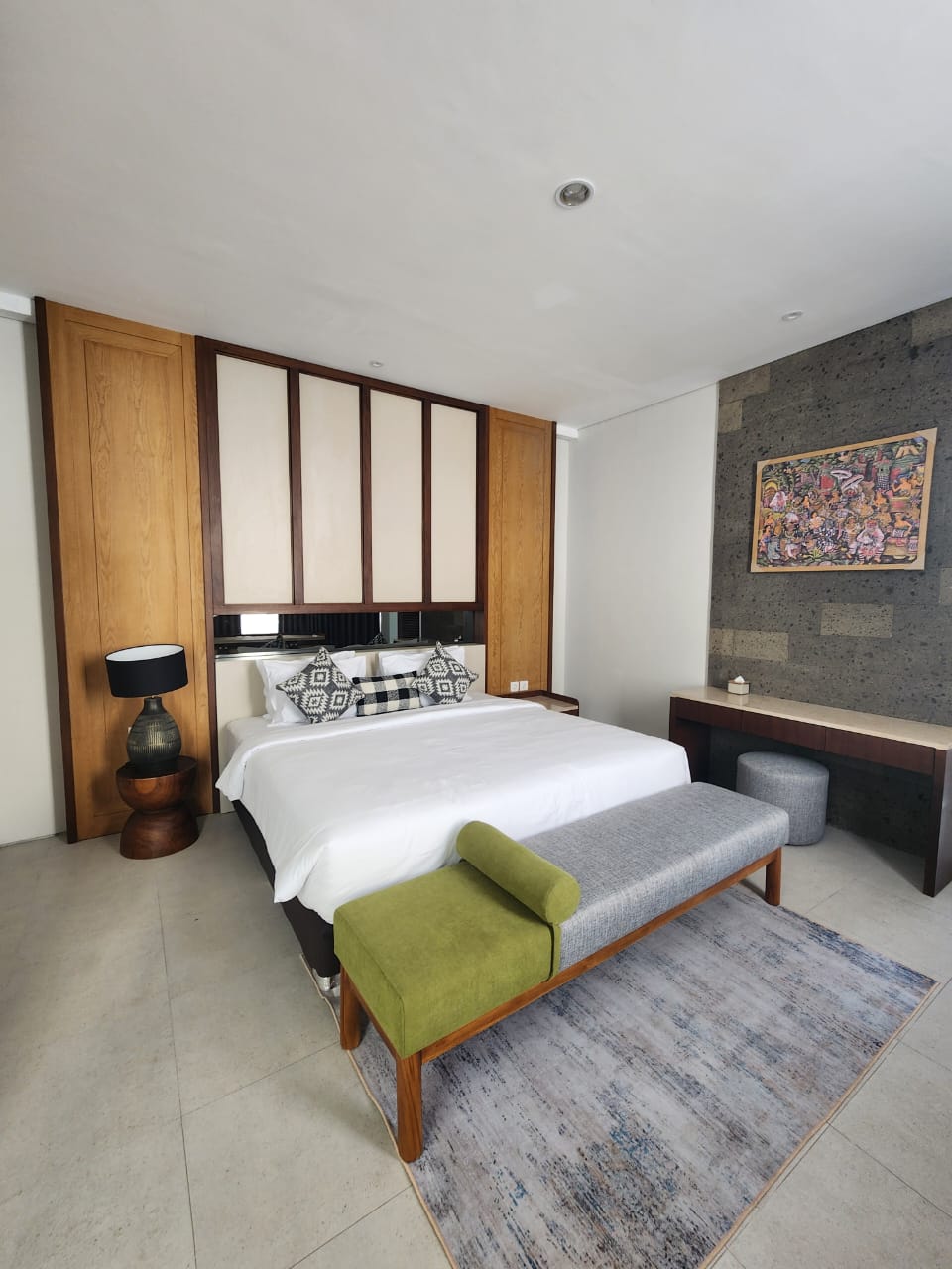 Bright villa in the elite area of Nusa Dua with a private pool!Ideal for family vacations, digital nomads, programmers, as well as those seeking peace, comfort, and privacy. Spacious rooms, stylish interiors, and modern amenities make this villa the perfect place for long-term stays.