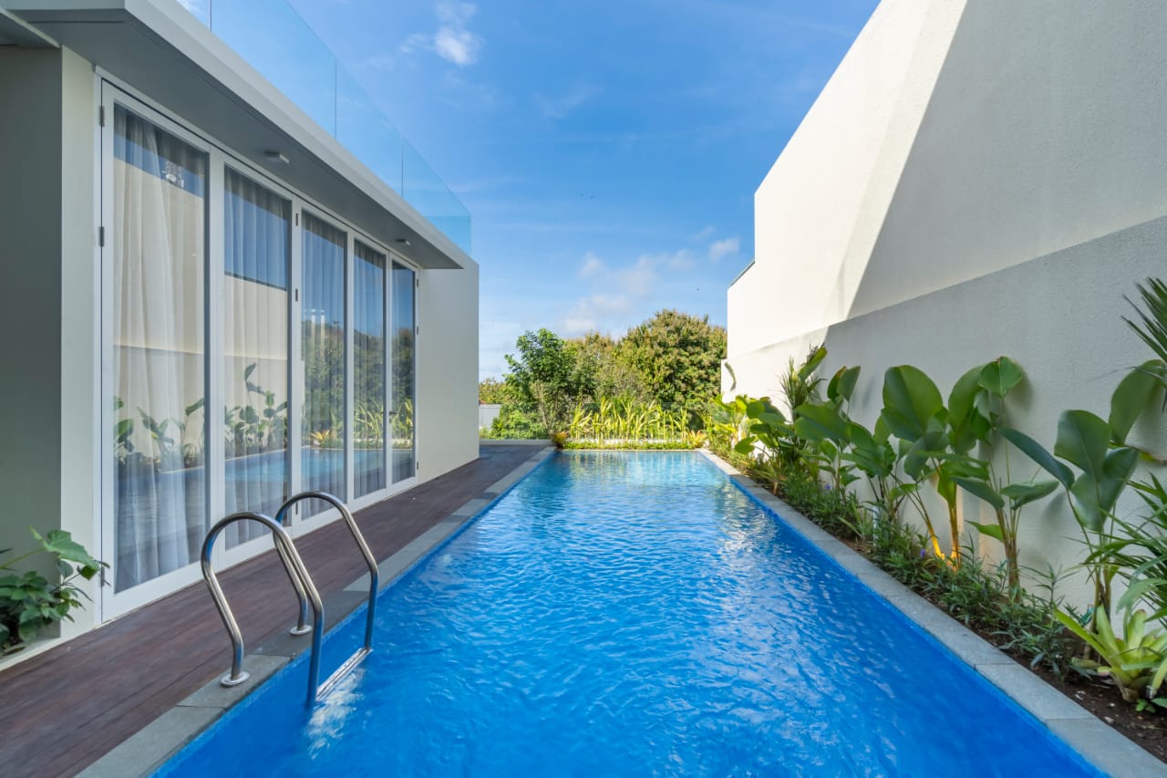 Bright villa in the elite area of Nusa Dua with a private pool!Ideal for family vacations, digital nomads, programmers, as well as those seeking peace, comfort, and privacy. Spacious rooms, stylish interiors, and modern amenities make this villa the perfect place for long-term stays.