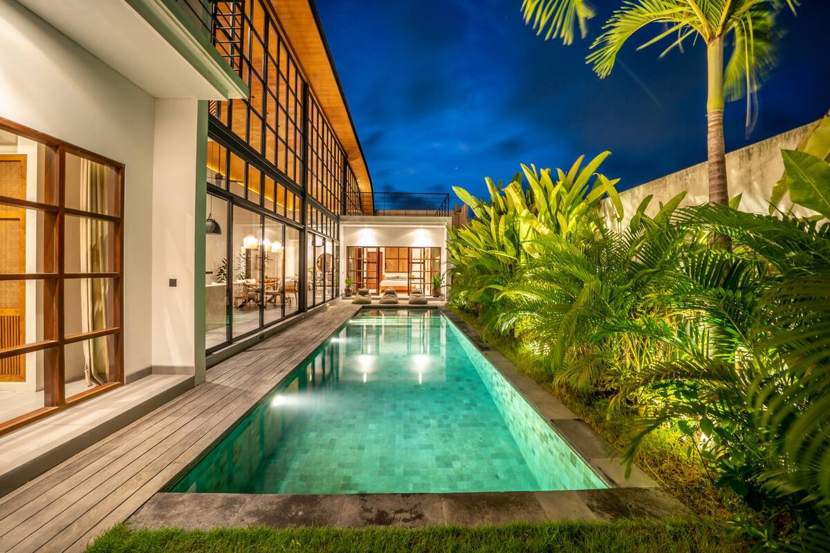 WALKING DISTANCE TO BEACH