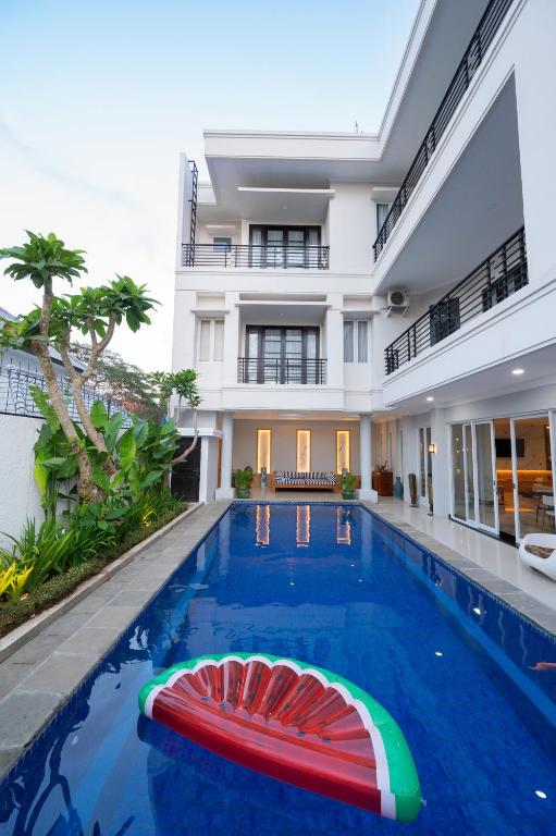 Elegant 4-bedroom villa in Jimbaran with private pool and ocean view, just minutes from Jimbaran Beach, Samasta, and top resorts. Ideal for monthly or long-term rent.