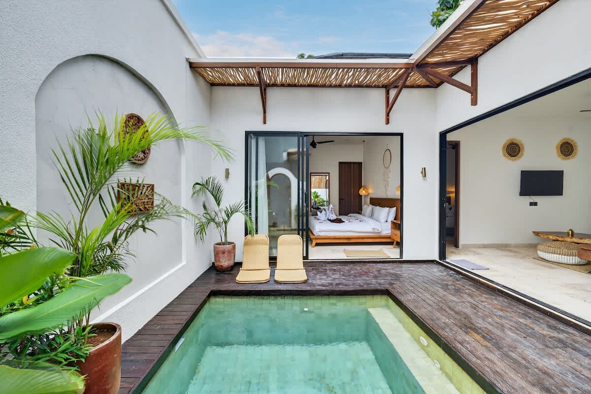 Cozy 2-bedroom private pool villa in Ungasan with modern interiors, a fully equipped kitchen, and peaceful garden views. Close to Pepito Supermarket, fitness centers, cafés, Savaya, and Sundays Beach Club — ideal for couples, friends, or small families.